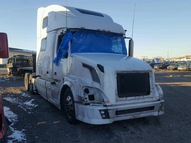 4V4NC9TK37N452590 - 2007 VOLVO VN VNL WHITE photo 1