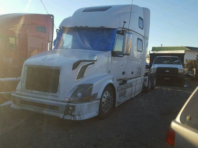 4V4NC9TK37N452590 - 2007 VOLVO VN VNL WHITE photo 2