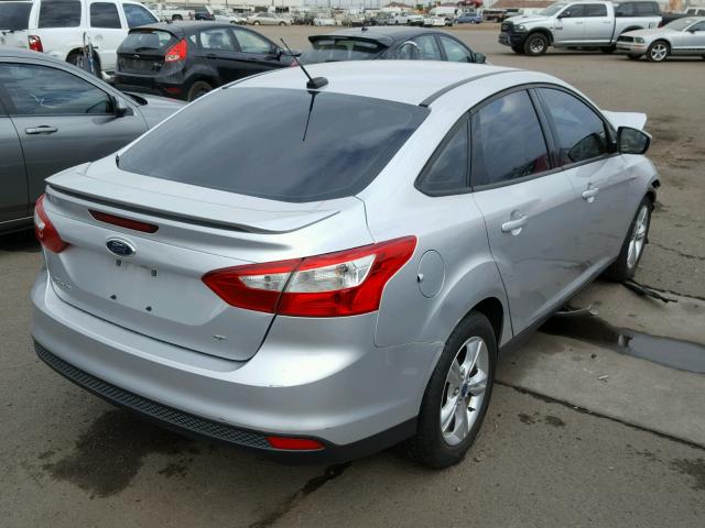 1FAHP3F26CL222530 - 2012 FORD FOCUS SE SILVER photo 4