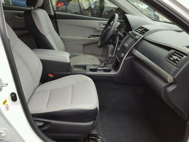 4T1BF1FK9HU759624 - 2017 TOYOTA CAMRY LE თეთრი ფოტო 5