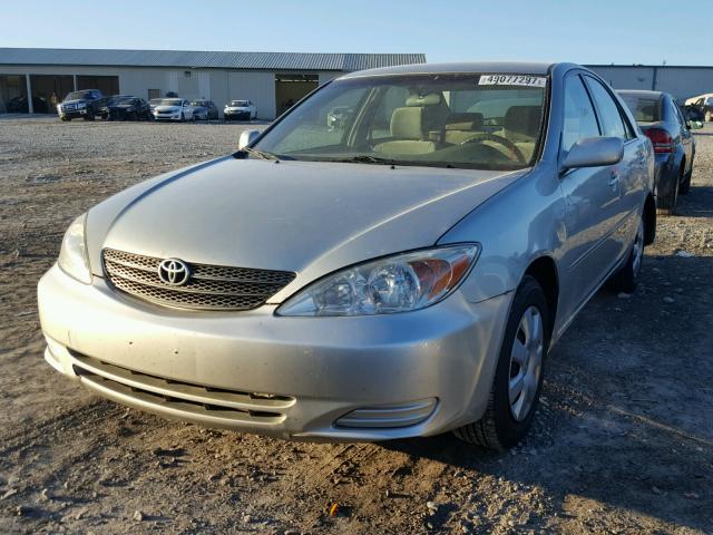 JTDBE32K420057265 - 2002 TOYOTA CAMRY LE SILVER photo 2