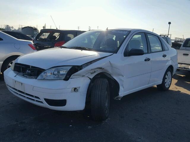 1FAFP34N45W110976 - 2005 FORD FOCUS ZX4 WHITE photo 2