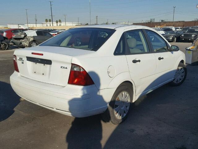 1FAFP34N45W110976 - 2005 FORD FOCUS ZX4 WHITE photo 4