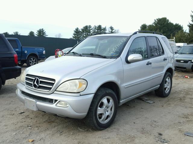 4JGAB54E72A297455 - 2002 MERCEDES-BENZ ML 320 SILVER photo 2