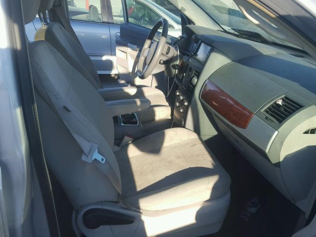 2A8HR54P88R682018 - 2008 CHRYSLER TOWN & COU SILVER photo 5