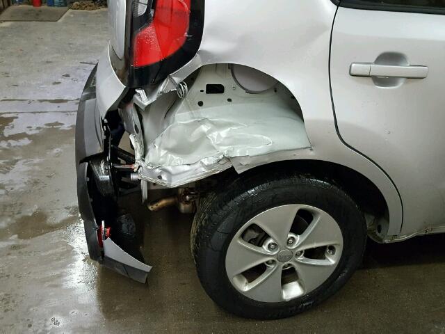 KNDJN2A21F7775733 - 2015 KIA SOUL SILVER photo 9