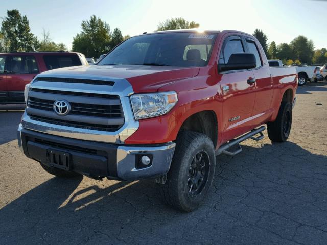 5TFUY5F12EX335928 - 2014 TOYOTA TUNDRA DOU RED photo 2