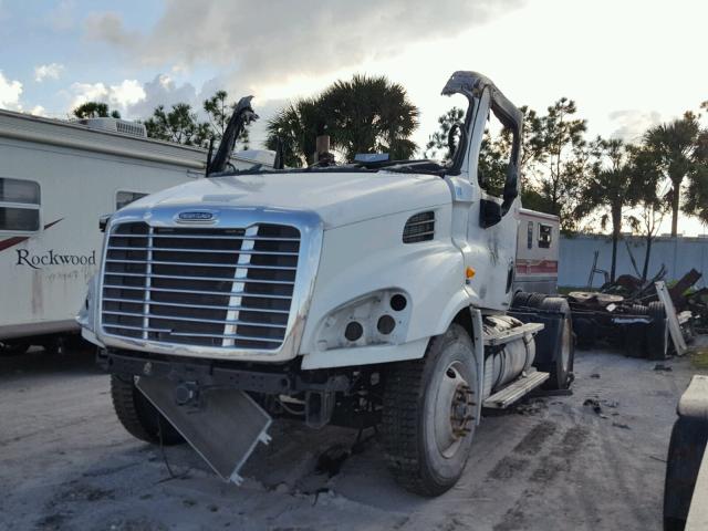 1FUBGADV5CSBD2025 - 2012 FREIGHTLINER CASCADIA 1 WHITE photo 2