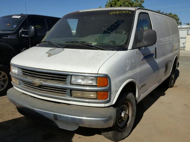 1GCGG25R3W1012384 - 1998 CHEVROLET EXPRESS G2 WHITE photo 2