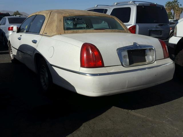 1LNHM81W42Y671860 - 2002 LINCOLN TOWN CAR E WHITE photo 3