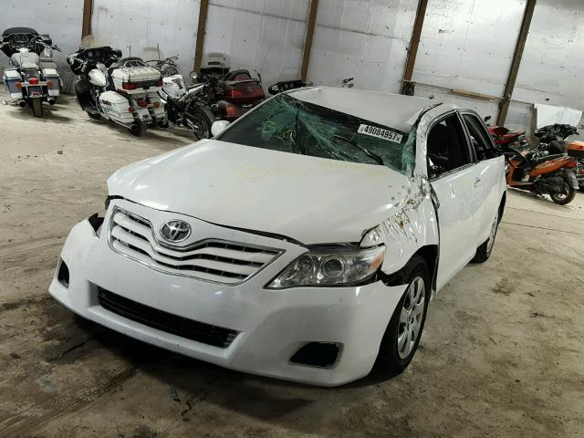 4T1BF3EK0BU660226 - 2011 TOYOTA CAMRY BASE WHITE photo 2