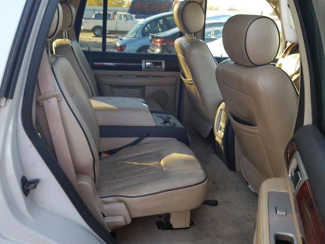 5LMFU28516LJ17192 - 2006 LINCOLN NAVIGATOR Biały zdjęcie 6