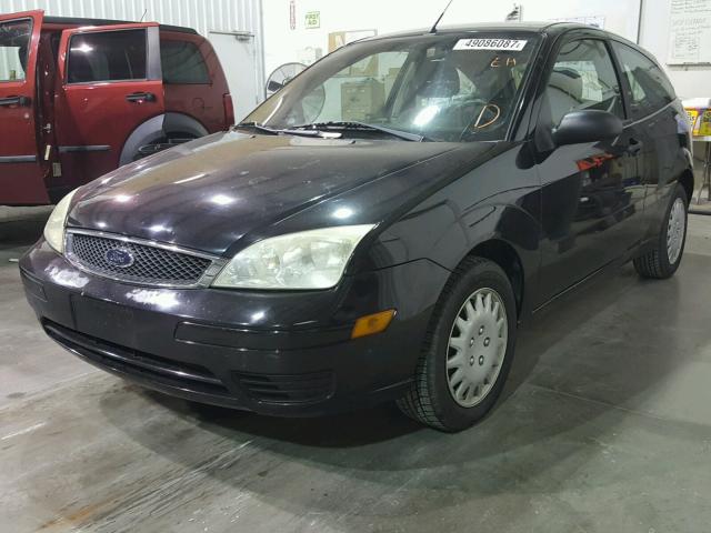 1FAFP31N06W166158 - 2006 FORD FOCUS ZX3 BLACK photo 2