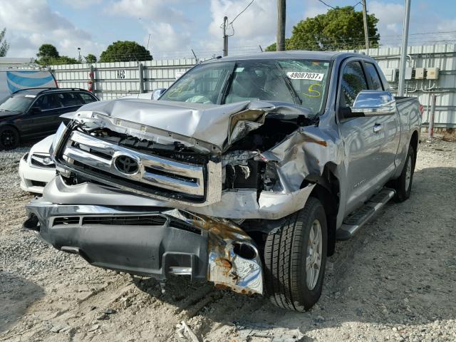 5TFUW5F16DX271106 - 2013 TOYOTA TUNDRA DOU SILVER photo 2