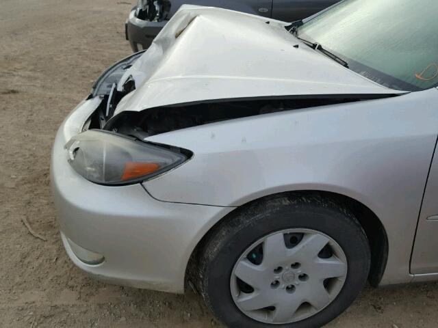 4T1BE32K84U912590 - 2004 TOYOTA CAMRY LE ვერცხლისფერი ფოტო 9