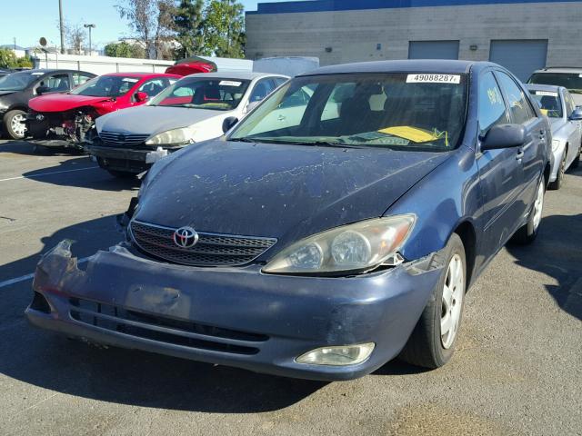 4T1BE32K02U574177 - 2002 TOYOTA CAMRY LE BLUE photo 2