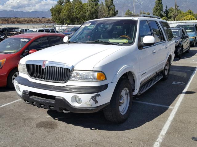 5LMPU28LXWLJ41820 - 1998 LINCOLN NAVIGATOR Biały zdjęcie 2