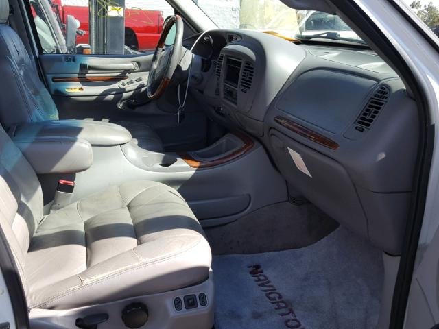 5LMPU28LXWLJ41820 - 1998 LINCOLN NAVIGATOR Biały zdjęcie 5