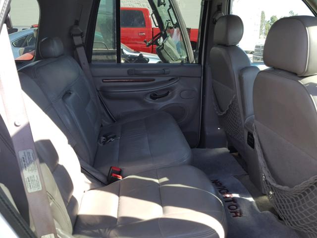 5LMPU28LXWLJ41820 - 1998 LINCOLN NAVIGATOR Biały zdjęcie 6