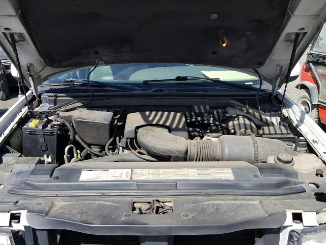 5LMPU28LXWLJ41820 - 1998 LINCOLN NAVIGATOR Biały zdjęcie 7