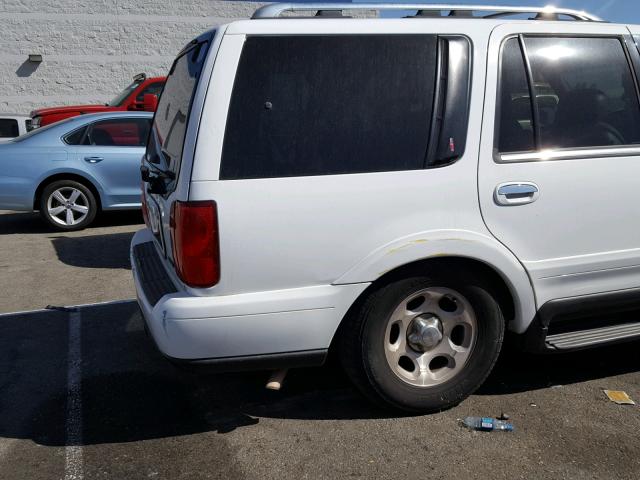 5LMPU28LXWLJ41820 - 1998 LINCOLN NAVIGATOR Biały zdjęcie 9