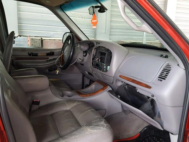 5LMEU27L1WLJ04616 - 1998 LINCOLN NAVIGATOR Czerwony zdjęcie 5