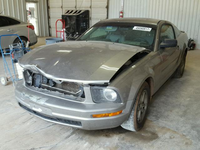1ZVHT80N485108105 - 2008 FORD MUSTANG SILVER photo 2