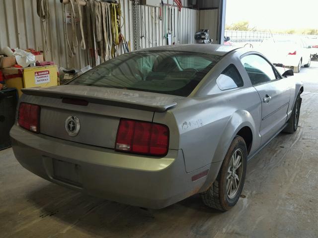 1ZVHT80N485108105 - 2008 FORD MUSTANG SILVER photo 4