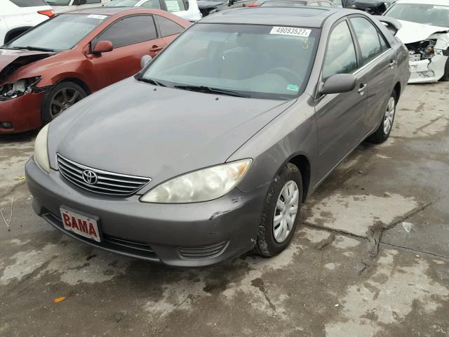 4T1BE32K45U624860 - 2005 TOYOTA CAMRY LE ნაცრისფერი ფოტო 2