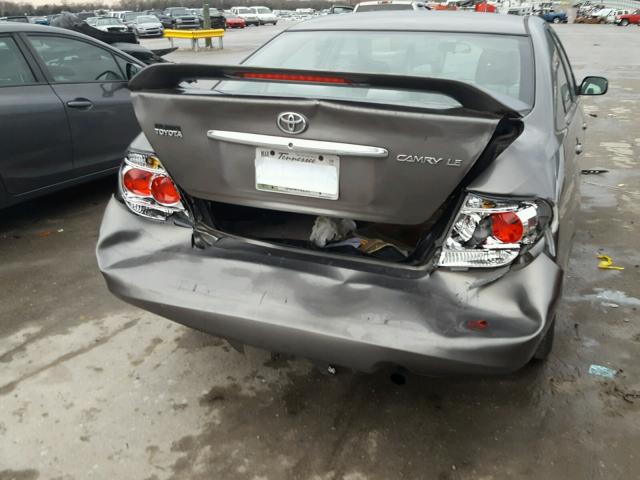 4T1BE32K45U624860 - 2005 TOYOTA CAMRY LE ნაცრისფერი ფოტო 9