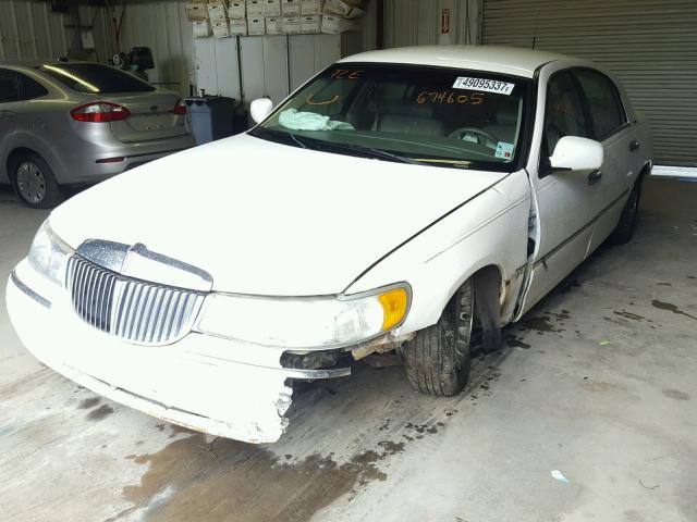 1LNHM81W4XY674605 - 1999 LINCOLN TOWN CAR E WHITE photo 2