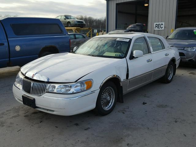 1LNHM82W6XY638736 - 1999 LINCOLN TOWN CAR S WHITE photo 2