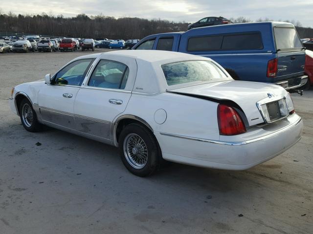 1LNHM82W6XY638736 - 1999 LINCOLN TOWN CAR S WHITE photo 3