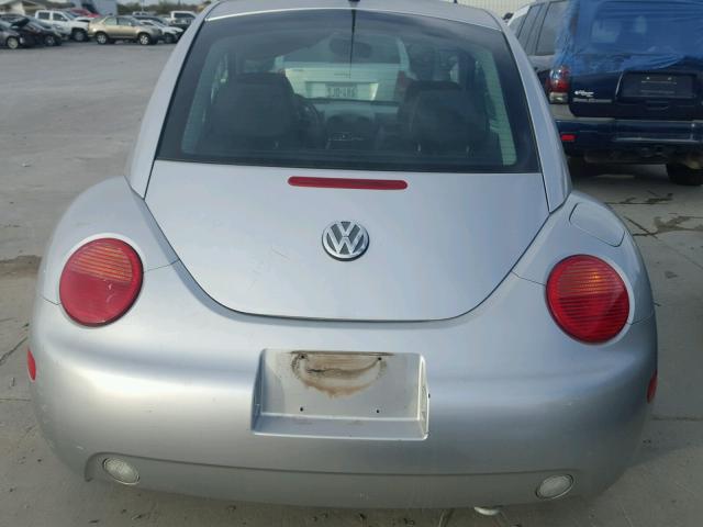 3VWCS21CX1M420985 - 2001 VOLKSWAGEN NEW BEETLE 银色 照片 9