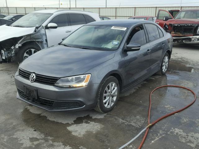 3VWDX7AJ5CM078110 - 2012 VOLKSWAGEN JETTA SE 灰色 照片 2