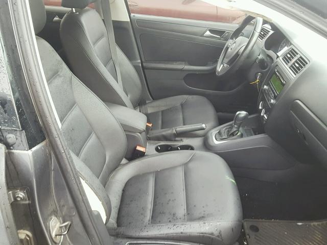 3VWDX7AJ5CM078110 - 2012 VOLKSWAGEN JETTA SE 灰色 照片 5