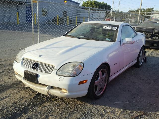 WDBKK49F21F197302 - 2001 MERCEDES-BENZ SLK 230 KO WHITE photo 2