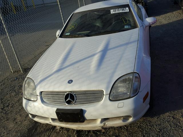 WDBKK49F21F197302 - 2001 MERCEDES-BENZ SLK 230 KO WHITE photo 9