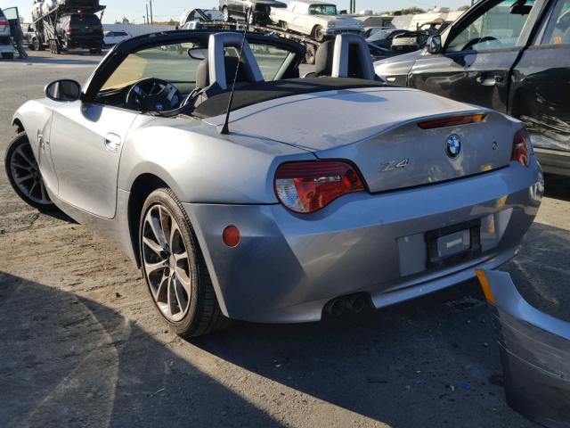 4USBU33596LW69956 - 2006 BMW Z4 3.0 GRAY photo 3