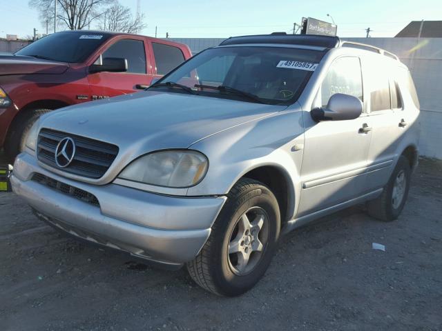 4JGAB54E01A233370 - 2001 MERCEDES-BENZ ML 320 SILVER photo 2