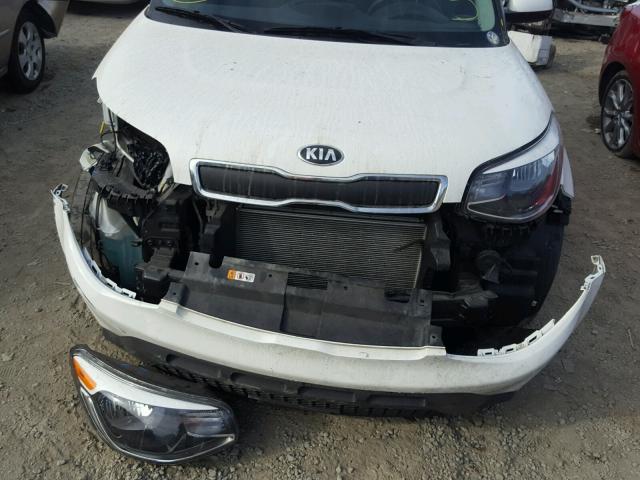 KNDJN2A2XG7271148 - 2016 KIA SOUL WHITE photo 9