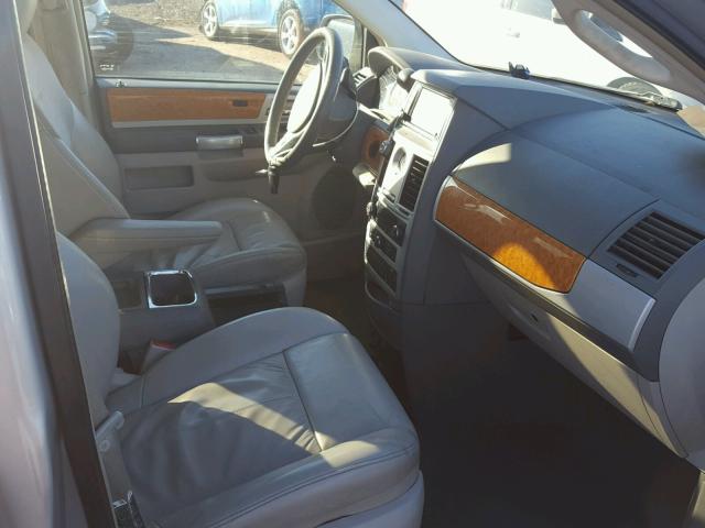 2A8HR64X78R645841 - 2008 CHRYSLER TOWN & COU SILVER photo 5