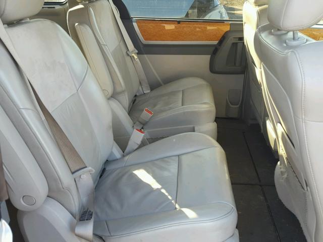 2A8HR64X78R645841 - 2008 CHRYSLER TOWN & COU SILVER photo 6