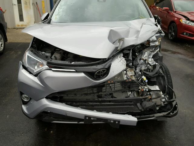 2T3RFREV3HW542070 - 2017 TOYOTA RAV4 XLE SILVER photo 7