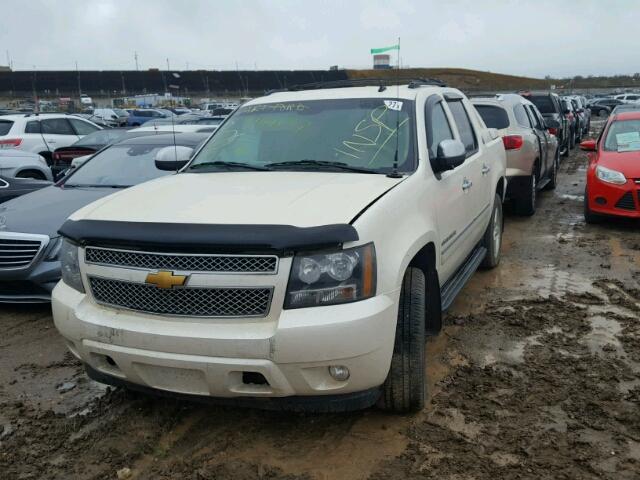 3GNMCGE07DG125466 - 2013 CHEVROLET AVALANCHE WHITE photo 2