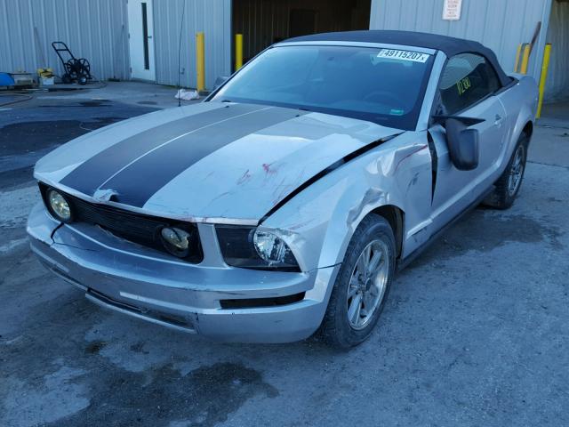 1ZVFT84N365111897 - 2006 FORD MUSTANG SILVER photo 2