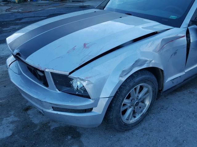 1ZVFT84N365111897 - 2006 FORD MUSTANG SILVER photo 9