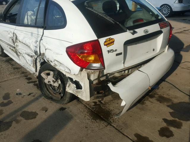 KNADC163526056125 - 2002 KIA RIO CINCO WHITE photo 9