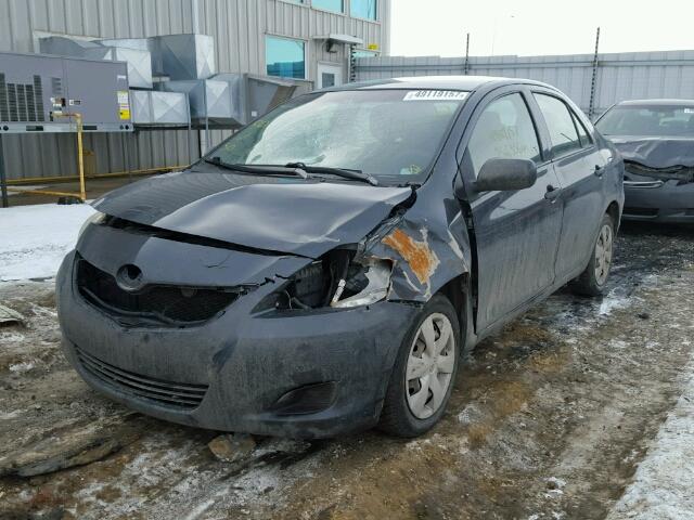 JTDBT923181232558 - 2008 TOYOTA YARIS GRAY photo 2