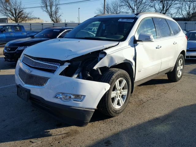 1GNLRGEDXAS117881 - 2010 CHEVROLET TRAVERSE L WHITE photo 2